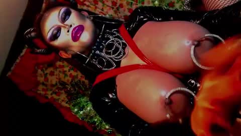 Snapshot of queendomcum6 chatting on December 2024 02:10:01 PM Wanda Luna online show from December 2024 02:10:01 PM