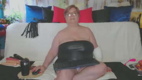 Snapshot of queenpammy chatting on May 2026 06:32:03 AM QueenPammy online show from May 2026 06:32:03 AM