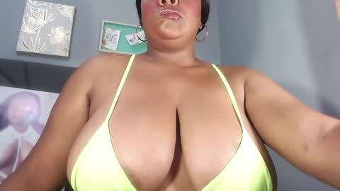 Snapshot of queenrachelbrown chatting on April 2026 12:32:01 PM queenrachelbrown online show from April 2026 12:32:01 PM