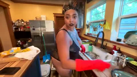Snapshot of queensquirtntwerk chatting on April 2026 11:58:01 PM Queen Hilarity online show from April 2026 11:58:01 PM
