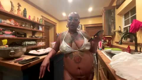 Snapshot of queensquirtntwerk chatting on August 2026 01:26:01 AM Queen Hilarity online show from August 2026 01:26:01 AM