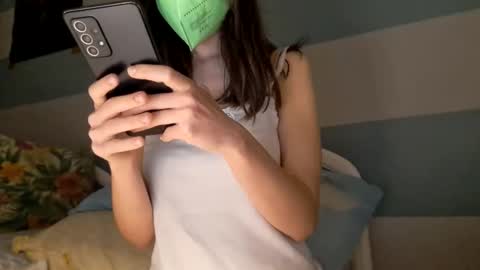 Snapshot of ragazabella chatting on November 2025 08:18:01 PM Bella online show from November 2025 08:18:01 PM