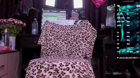 Laura online show from October 2025 03:43:01 AM