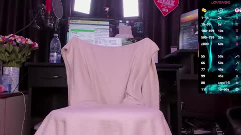 Laura online show from December 2025 03:44:02 AM