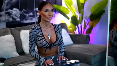 Raquelle online show from October 2025 08:56:02 AM