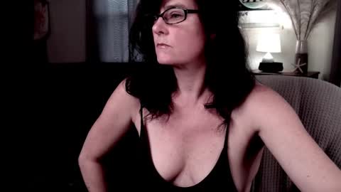 Snapshot of raven_feathers chatting on April 2026 09:50:02 PM Roxanneredlight59 online show from April 2026 09:50:02 PM