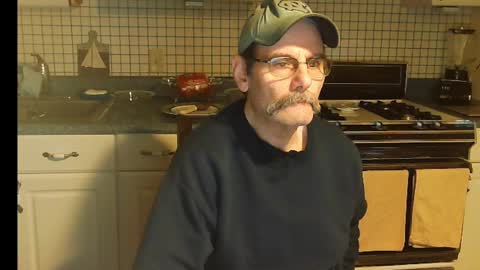 Snapshot of raylene4u2 chatting on January 2025 09:50:02 AM Ray online show from January 2025 09:50:02 AM