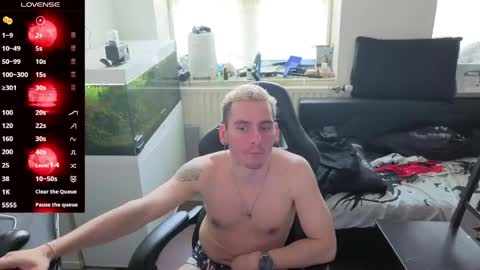 Snapshot of rayzel_white chatting on May 2026 02:33:02 PM Rayzel White online show from May 2026 02:33:02 PM