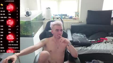 Snapshot of rayzel_white chatting on May 2026 08:32:02 AM Rayzel White online show from May 2026 08:32:02 AM