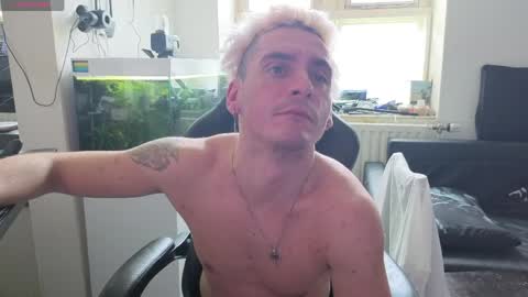Snapshot of rayzel_white chatting on May 2026 01:28:01 PM Rayzel White online show from May 2026 01:28:01 PM