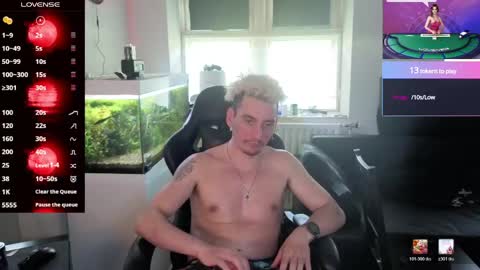 Snapshot of rayzel_white chatting on June 2026 05:52:01 PM Rayzel White online show from June 2026 05:52:01 PM