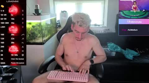 Snapshot of rayzel_white chatting on June 2026 06:13:01 PM Rayzel White online show from June 2026 06:13:01 PM