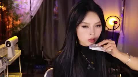 reaowna___ online show from November 2025 02:38:02 PM