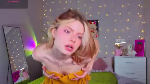 red__candy online show from April 2026 01:24:01 PM