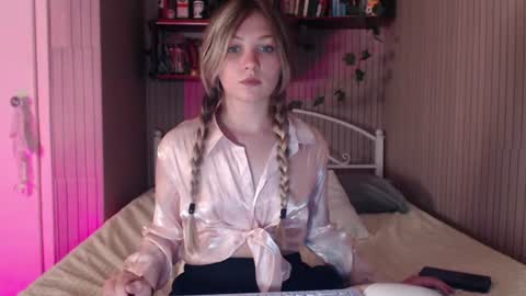 Snapshot of redmoonhead chatting on June 2026 12:04:02 PM Ana online show from June 2026 12:04:02 PM