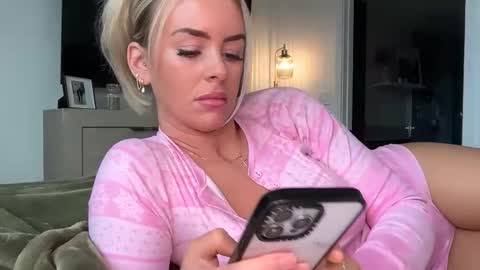 reecemariexx online show from February 2026 05:00:01 PM