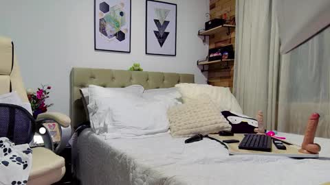 Yanella online show from February 2025 07:02:01 PM