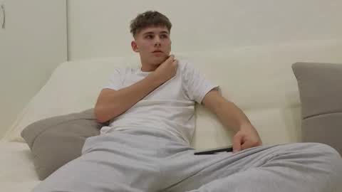 Snapshot of reeves_bae chatting on November 2025 05:56:01 PM Alex online show from November 2025 05:56:01 PM