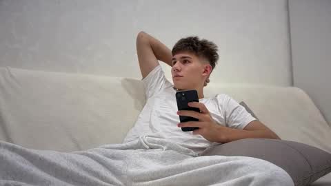 Snapshot of reeves_bae chatting on November 2025 03:34:01 PM Alex online show from November 2025 03:34:01 PM