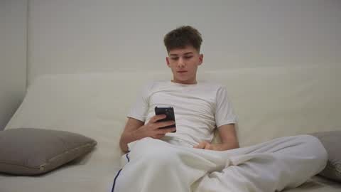 Snapshot of reeves_bae chatting on November 2025 04:30:01 PM Alex online show from November 2025 04:30:01 PM