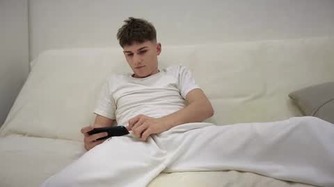 Snapshot of reeves_bae chatting on November 2025 07:16:02 PM Alex online show from November 2025 07:16:02 PM