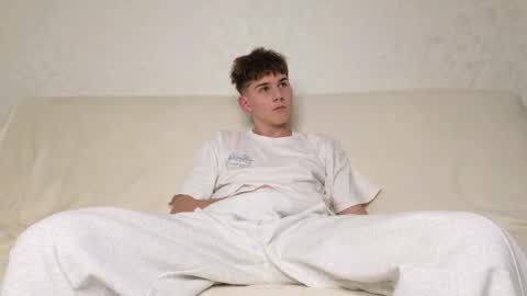 Snapshot of reeves_bae chatting on November 2025 06:45:02 PM Alex online show from November 2025 06:45:02 PM