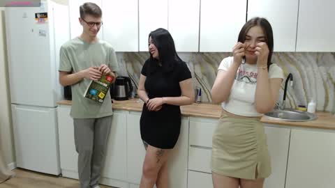 Renae Tom online show from December 2024 05:55:01 PM