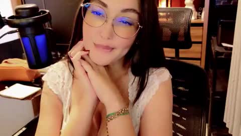 Snapshot of renata100 chatting on May 2026 07:33:01 PM Amelie online show from May 2026 07:33:01 PM