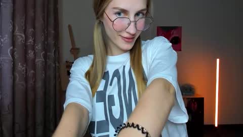 Rina online show from October 2025 01:57:02 PM