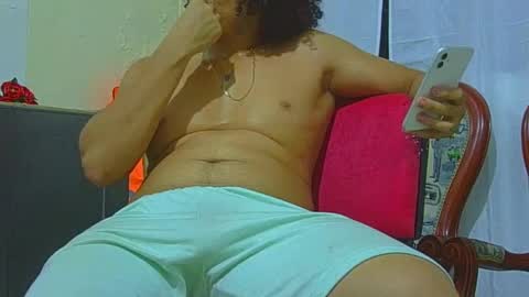 Snapshot of reylunaxxx chatting on September 2025 07:41:01 AM REYHOT online show from September 2025 07:41:01 AM