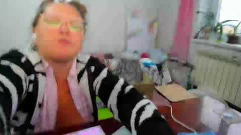 Anna - not anna - right Anna  online show from October 2025 01:11:01 PM