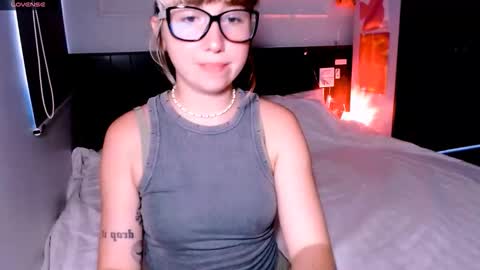 Snapshot of riri_rich chatting on September 2025 04:28:02 AM Rita online show from September 2025 04:28:02 AM