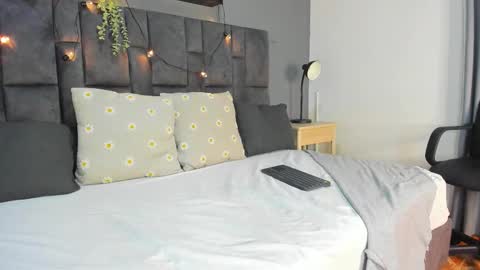 RIRI  online show from November 2025 07:43:01 PM