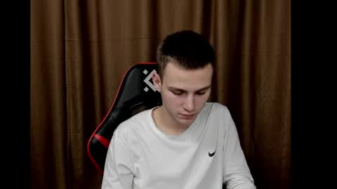 robert10211 online show from December 2024 07:41:02 PM