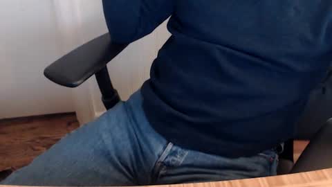 robidan6923 online show from December 2025 02:00:01 PM