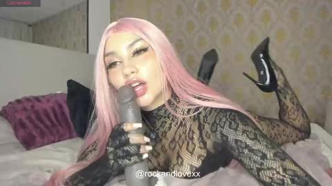 Snapshot of rockandlovexx chatting on May 2026 07:05:01 AM Samantha Estephania online show from May 2026 07:05:01 AM