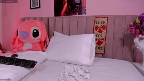 Snapshot of rolyloren chatting on February 2025 08:43:02 PM Marcela online show from February 2025 08:43:02 PM