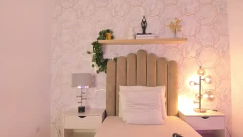   online show from December 2024 01:00:01 PM