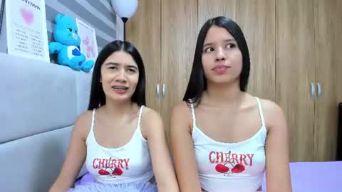 Snapshot of roseandmiah chatting on July 2026 03:35:01 AM Rose y Miah online show from July 2026 03:35:01 AM