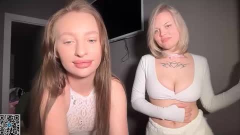 Sophie and Sarah online show from March 2026 07:00:02 PM