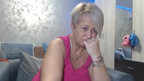 Lovepinklilly online show from November 2025 06:01:01 PM