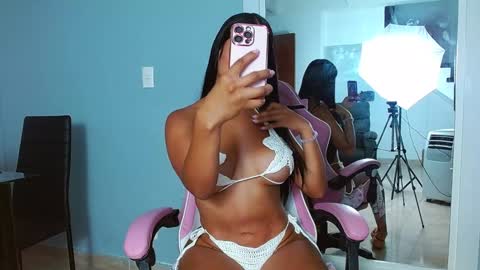 Snapshot of rousebonnett chatting on February 2025 11:48:01 PM ROUSE online show from February 2025 11:48:01 PM