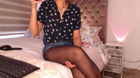 Rouss marie henao  online show from November 2025 01:37:02 PM