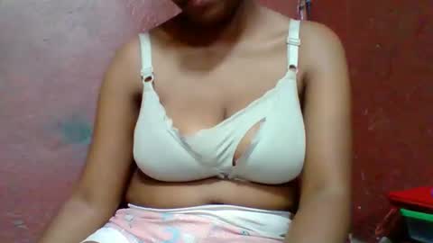 rovaelyah online show from March 2026 05:48:01 AM