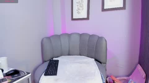 Snapshot of roxanna_moore2 chatting on June 2026 09:29:01 PM Roxanna online show from June 2026 09:29:01 PM