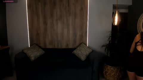 Roxanne Hill  online show from October 2025 10:49:01 AM