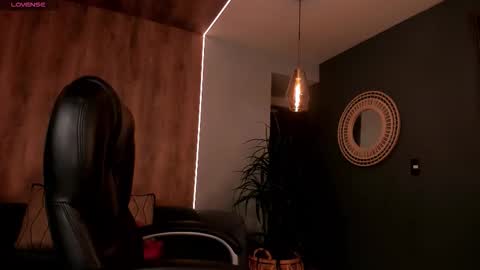 Roxanne Hill  online show from December 2025 11:30:02 AM