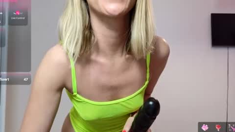 Snapshot of roxannequin chatting on June 2026 04:27:02 PM roxanne online show from June 2026 04:27:02 PM