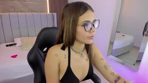 Snapshot of roxi_moon1 chatting on May 2026 07:40:02 PM R O X Y online show from May 2026 07:40:02 PM