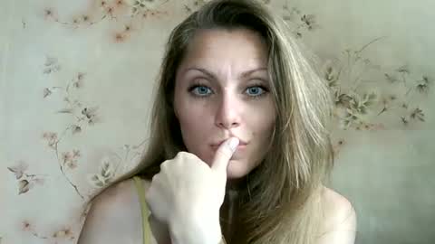 Snapshot of roxyfox18x01 chatting on June 2026 09:23:02 AM roxyfox18x01 online show from June 2026 09:23:02 AM